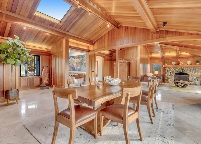 Luxe Remodeled Oceanfront Home On The Bluff