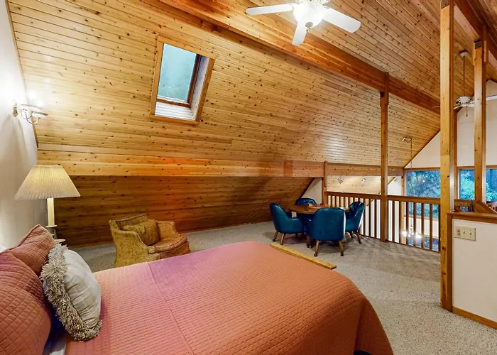 Redwood Rest Getaway - Cedar Home With Loft & Deck