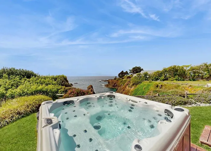 Luxe Remodeled Oceanfront Home On The Bluff